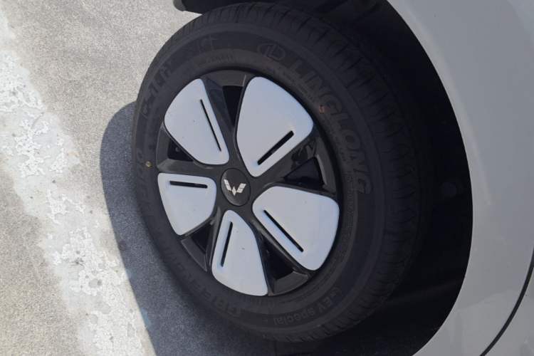 Used Wuling Hongguang MINIEV 2025 Four-Door Version Advanced Edition Right Rear Wheel Hub