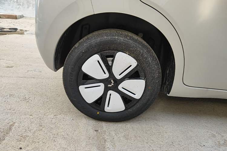 Used Wuling Hongguang MINIEV 2025 Four-Door Version Advanced Edition Right Rear Wheel Hub