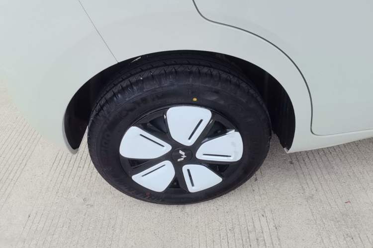 Used Wuling Hongguang MINIEV 2025 Four-Door Version Advanced Edition Right Rear Wheel Hub