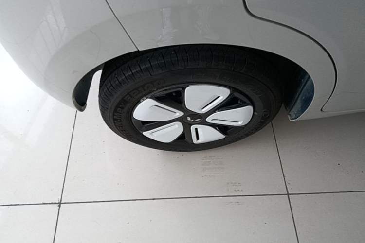 Used Wuling Hongguang MINIEV 2025 Four-Door Version Advanced Edition Right Rear Wheel Hub