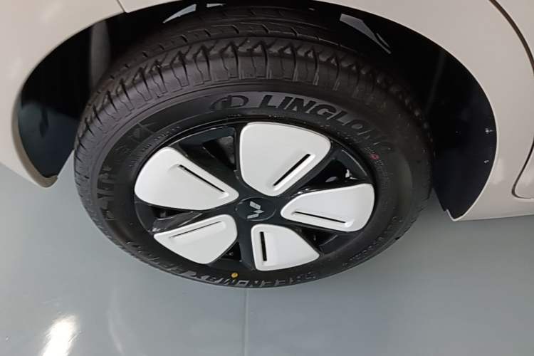 Used Wuling Hongguang MINIEV 2025 Four-Door Version Advanced Edition Right Rear Wheel Hub