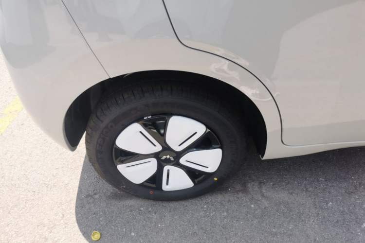 Used Wuling Hongguang MINIEV 2025 Four-Door Version Advanced Edition Right Rear Wheel Hub