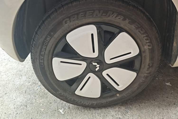 Used Wuling Hongguang MINIEV 2025 Four-Door Version Advanced Edition Right Rear Wheel Hub