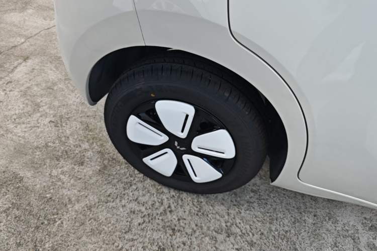Used Wuling Hongguang MINIEV 2025 Four-Door Version Advanced Edition Right Rear Wheel Hub