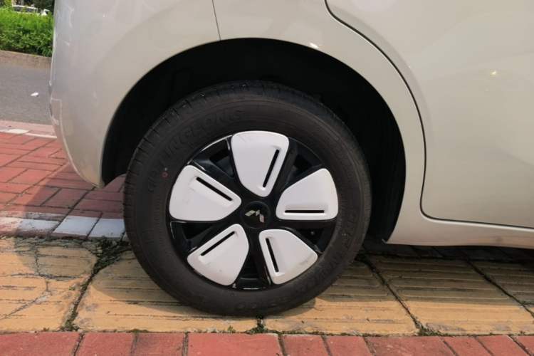 Used Wuling Hongguang MINIEV 2025 Four-Door Version Advanced Edition Right Rear Wheel Hub