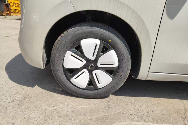 Used Wuling Hongguang MINIEV 2025 Four-Door Version Advanced Edition Right Rear Wheel Hub