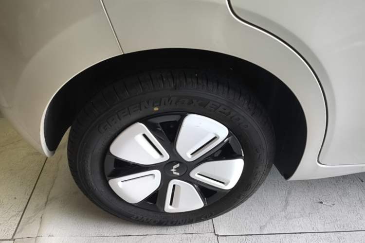 Used Wuling Hongguang MINIEV 2025 Four-Door Version Advanced Edition Right Rear Wheel Hub