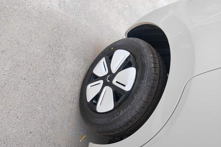 Used Wuling Hongguang MINIEV 2025 Four-Door Version Advanced Edition Right Rear Wheel Hub