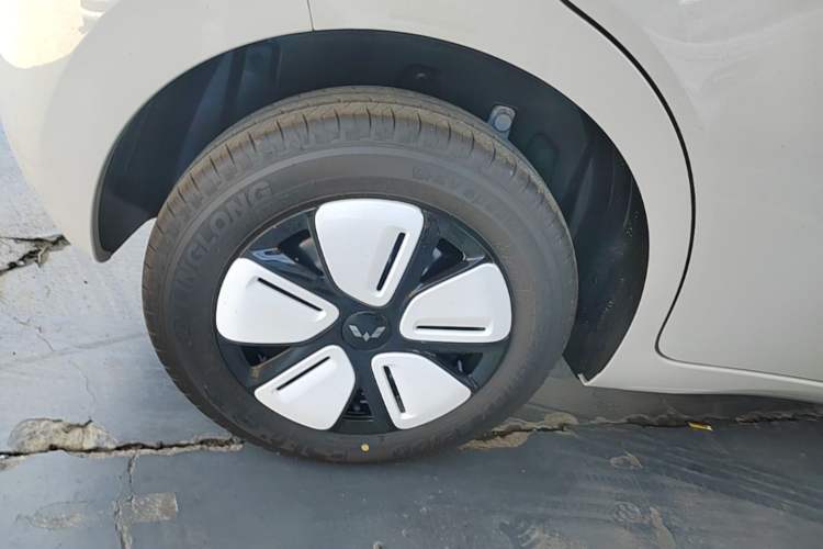 Used Wuling Hongguang MINIEV 2025 Four-Door Version Advanced Edition Right Rear Wheel Hub
