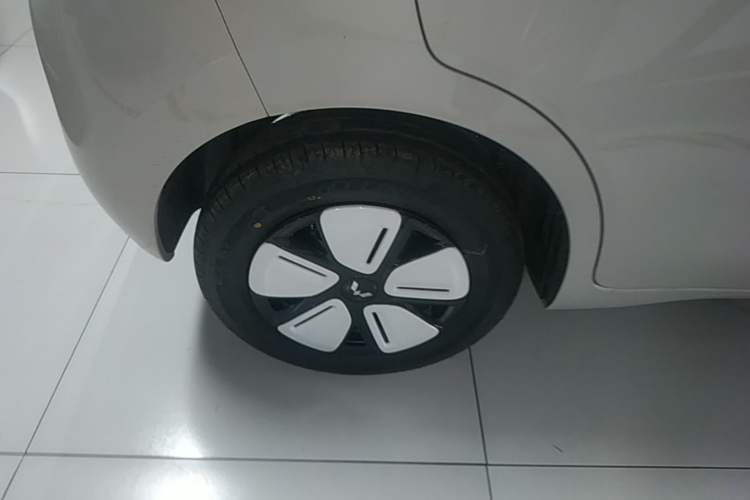 Used Wuling Hongguang MINIEV 2025 Four-Door Version Advanced Edition Right Rear Wheel Hub