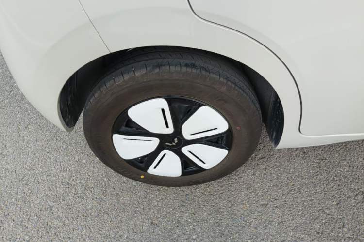Used Wuling Hongguang MINIEV 2025 Four-Door Version Advanced Edition Right Rear Wheel Hub