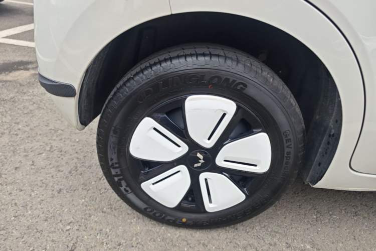 Used Wuling Hongguang MINIEV 2025 Four-Door Version Advanced Edition Right Rear Wheel Hub