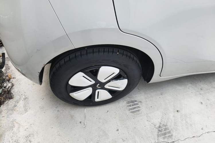 Used Wuling Hongguang MINIEV 2025 Four-Door Version Advanced Edition Right Rear Wheel Hub