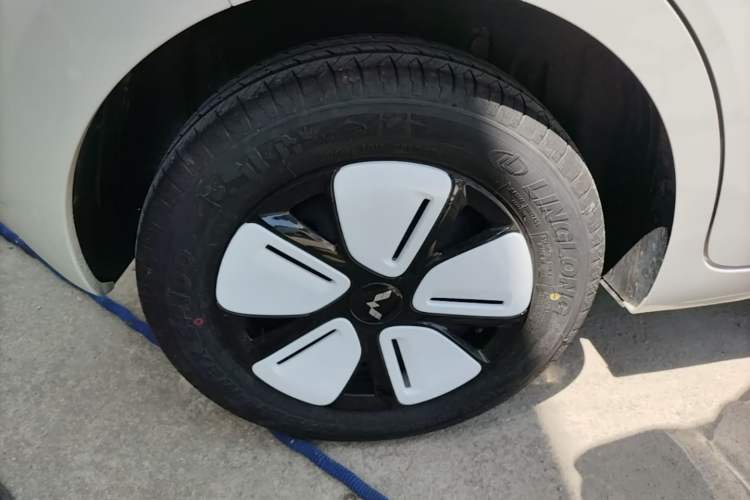 Used Wuling Hongguang MINIEV 2025 Four-Door Version Advanced Edition Right Rear Wheel Hub