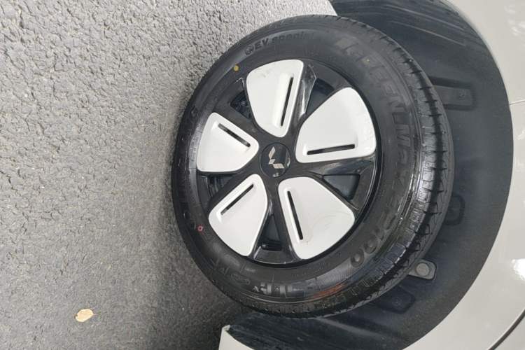 Used Wuling Hongguang MINIEV 2025 Four-Door Version Advanced Edition Right Rear Wheel Hub
