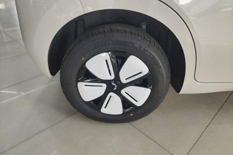 Used Wuling Hongguang MINIEV 2025 Four-Door Version Advanced Edition Right Rear Wheel Hub