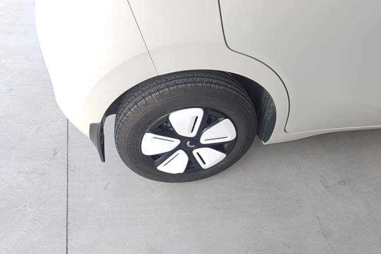 Used Wuling Hongguang MINIEV 2025 Four-Door Version Premium Edition Right Rear Wheel Hub