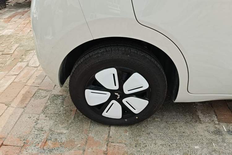 Used Wuling Hongguang MINIEV 2025 Four-Door Version Advanced Edition Right Rear Wheel Hub