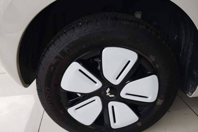 Used Wuling Hongguang MINIEV 2025 Four-Door Version Advanced Edition Right Rear Wheel Hub