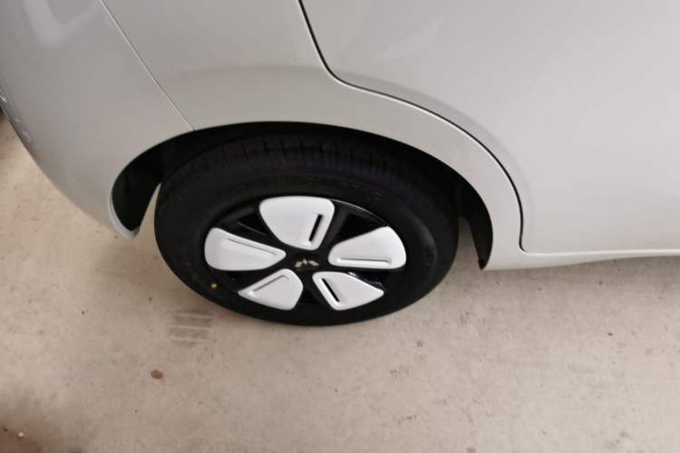 Used Wuling Hongguang MINIEV 2025 Four-Door Version Advanced Edition Right Rear Wheel Hub