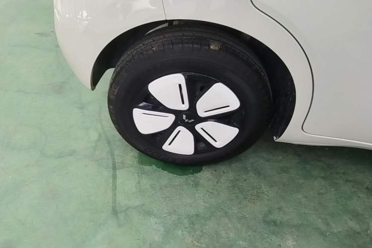 Used Wuling Hongguang MINIEV 2025 Four-Door Version Advanced Edition Right Rear Wheel Hub