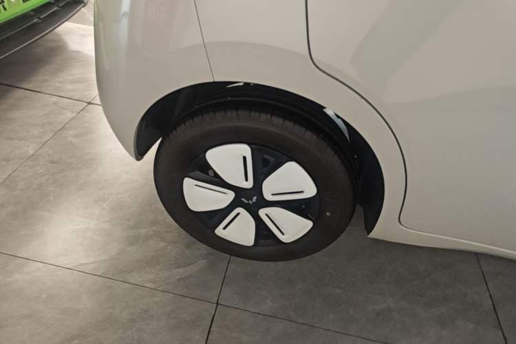 Used Wuling Hongguang MINIEV 2025 Four-Door Version Advanced Edition Right Rear Wheel Hub