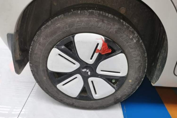 Used Wuling Hongguang MINIEV 2025 Four-Door Version Advanced Edition Right Rear Wheel Hub