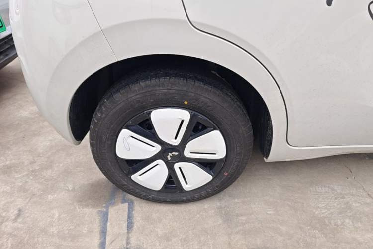 Used Wuling Hongguang MINIEV 2025 Four-Door Version Advanced Edition Right Rear Wheel Hub