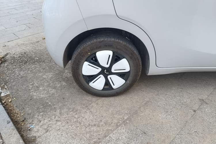 Used Wuling Hongguang MINIEV 2025 Four-Door Version Advanced Edition Right Rear Wheel Hub