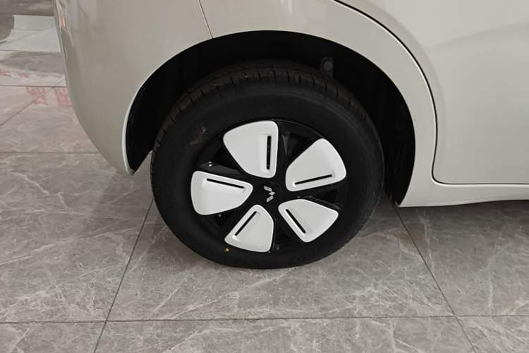 Used Wuling Hongguang MINIEV 2025 Four-Door Version Advanced Edition Right Rear Wheel Hub