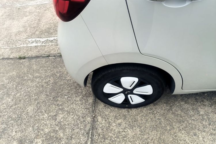 Used Wuling Hongguang MINIEV 2025 Four-Door Version Advanced Edition Right Rear Wheel Hub
