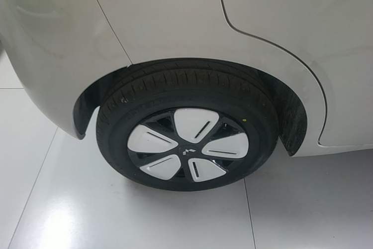 Used Wuling Hongguang MINIEV 2025 Four-Door Version Advanced Edition Right Rear Wheel Hub