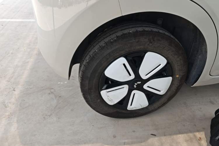 Used Wuling Hongguang MINIEV 2025 Four-Door Version Advanced Edition Right Rear Wheel Hub