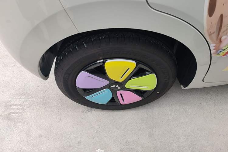 Used Wuling Hongguang MINIEV 2025 Four-Door Version Advanced Edition Right Rear Wheel Hub