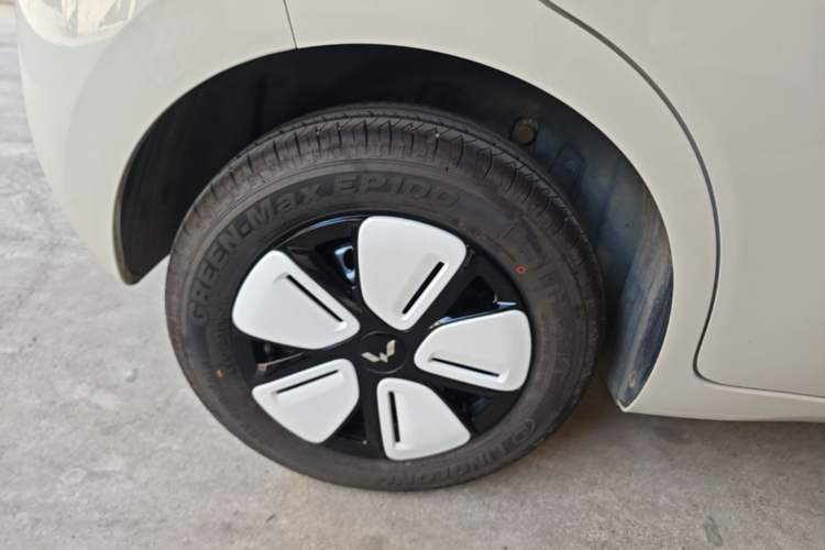 Used Wuling Hongguang MINIEV 2025 Four-Door Version Advanced Edition Right Rear Wheel Hub