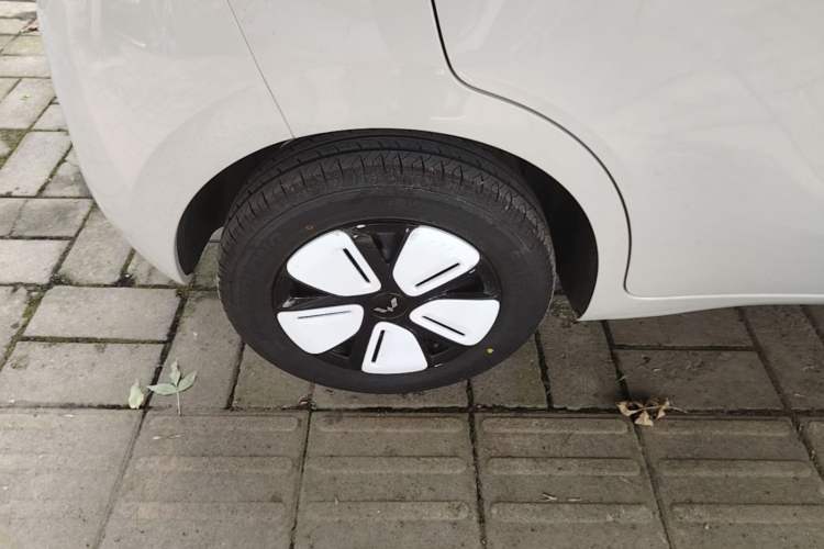 Used Wuling Hongguang MINIEV 2025 Four-Door Version Advanced Edition Right Rear Wheel Hub