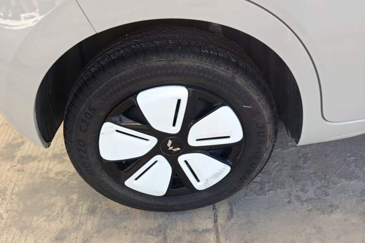 Used Wuling Hongguang MINIEV 2025 Four-Door Version Advanced Edition Right Rear Wheel Hub