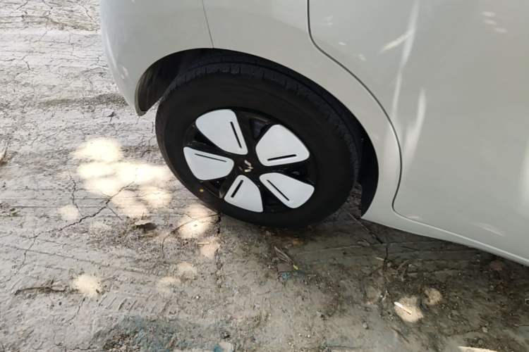 Used Wuling Hongguang MINIEV 2025 Four-Door Version Advanced Edition Right Rear Wheel Hub