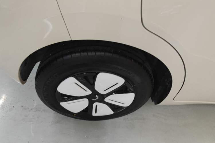 Used Wuling Hongguang MINIEV 2025 Four-Door Version Advanced Edition Right Rear Wheel Hub