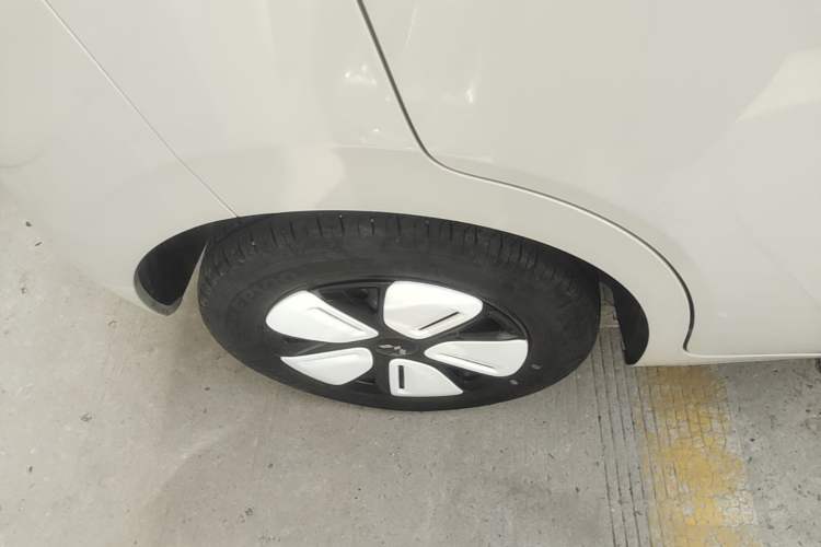 Used Wuling Hongguang MINIEV 2025 Four-Door Version Zhenxiang+ Edition Right Rear Wheel Hub
