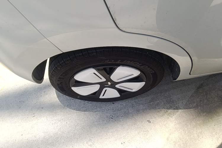 Used Wuling Hongguang MINIEV 2025 Four-Door Version Advanced Edition Right Rear Wheel Hub