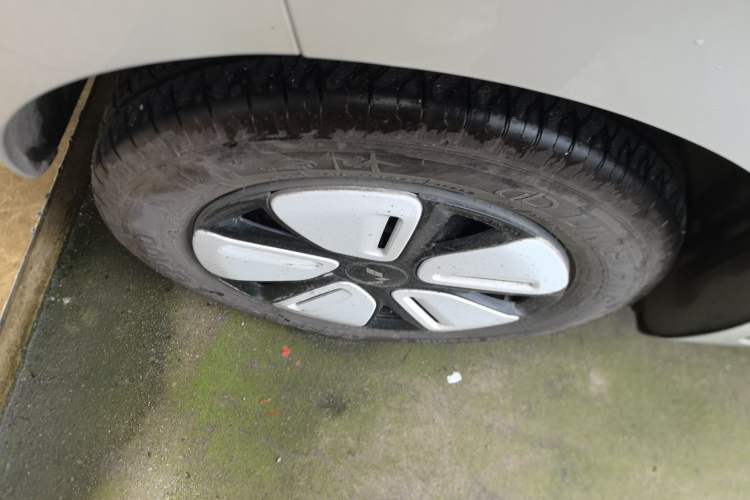Used Wuling Hongguang MINIEV 2025 Four-Door Version Advanced Edition Right Rear Wheel Hub
