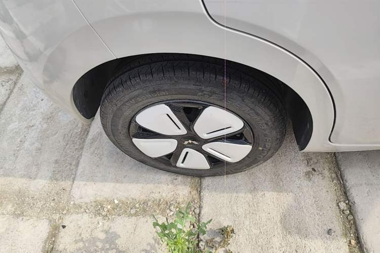 Used Wuling Hongguang MINIEV 2025 Four-Door Version Advanced Edition Right Rear Wheel Hub