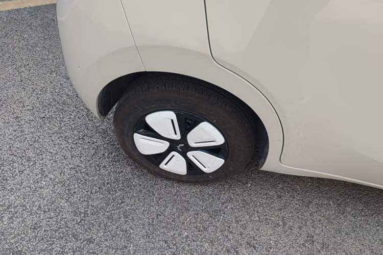 Used Wuling Hongguang MINIEV 2025 Four-Door Version Advanced Edition Right Rear Wheel Hub
