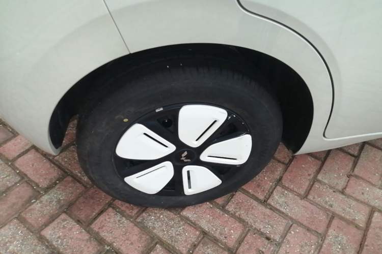 Used Wuling Hongguang MINIEV 2025 Four-Door Version Advanced Edition Right Rear Wheel Hub