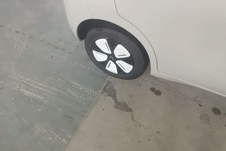 Used Wuling Hongguang MINIEV 2025 Four-Door Version Advanced Edition Right Rear Wheel Hub