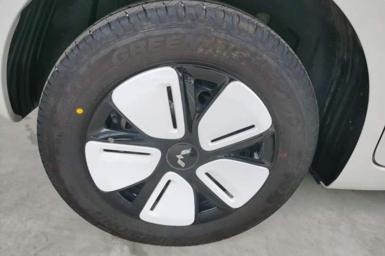 Used Wuling Hongguang MINIEV 2025 Four-Door Version Advanced Edition Right Rear Wheel Hub
