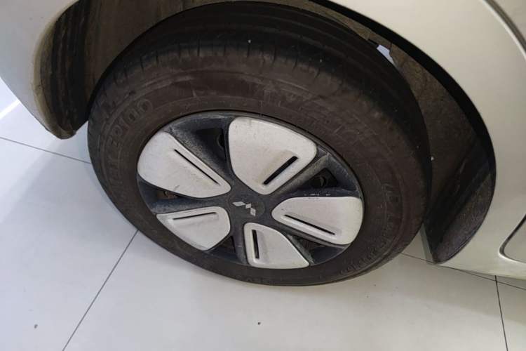 Used Wuling Hongguang MINIEV 2025 Four-Door Version Advanced Edition Right Rear Wheel Hub