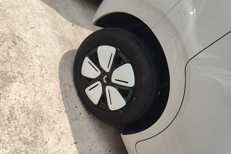 Used Wuling Hongguang MINIEV 2025 Four-Door Version Advanced Edition Right Rear Wheel Hub