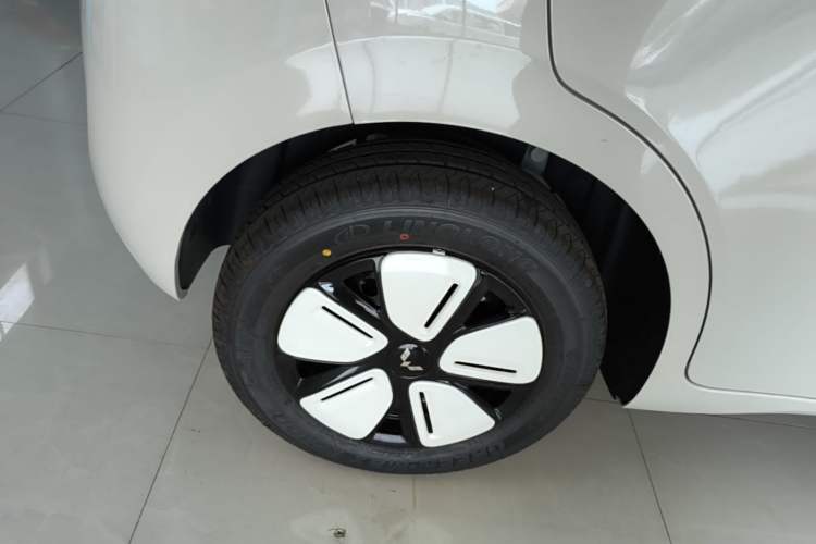 Used Wuling Hongguang MINIEV 2025 Four-Door Version Advanced Edition Right Rear Wheel Hub